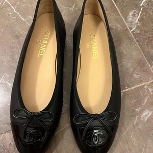 CHANEL Black Leather Ballet Flats with Patent Cap-Toe - 39.5